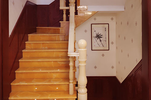 甘南中式别墅室内汉白玉石楼梯的定制安装装饰效果